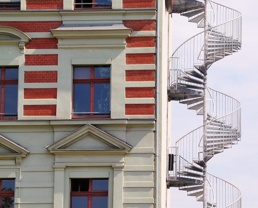 Dinas Damkar Belitung Timur Bersihkan Material Longsor di Area Industri