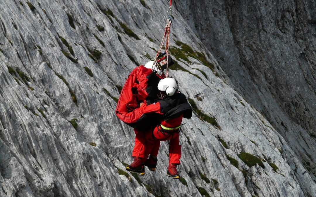 Dinas Damkar Belitung Timur Bersihkan Tumpahan Oli di Kantor Walikota